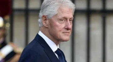 بيل كلينتون يثير تساؤلات حول صحته بعد ظهوره بضمادة على وجهه في حدث نادر